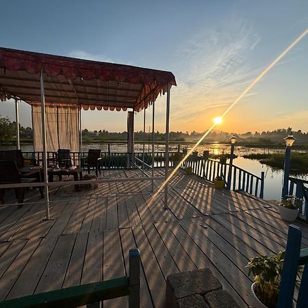 Houseboat Young Wild Rose Srīnagar Exterior foto