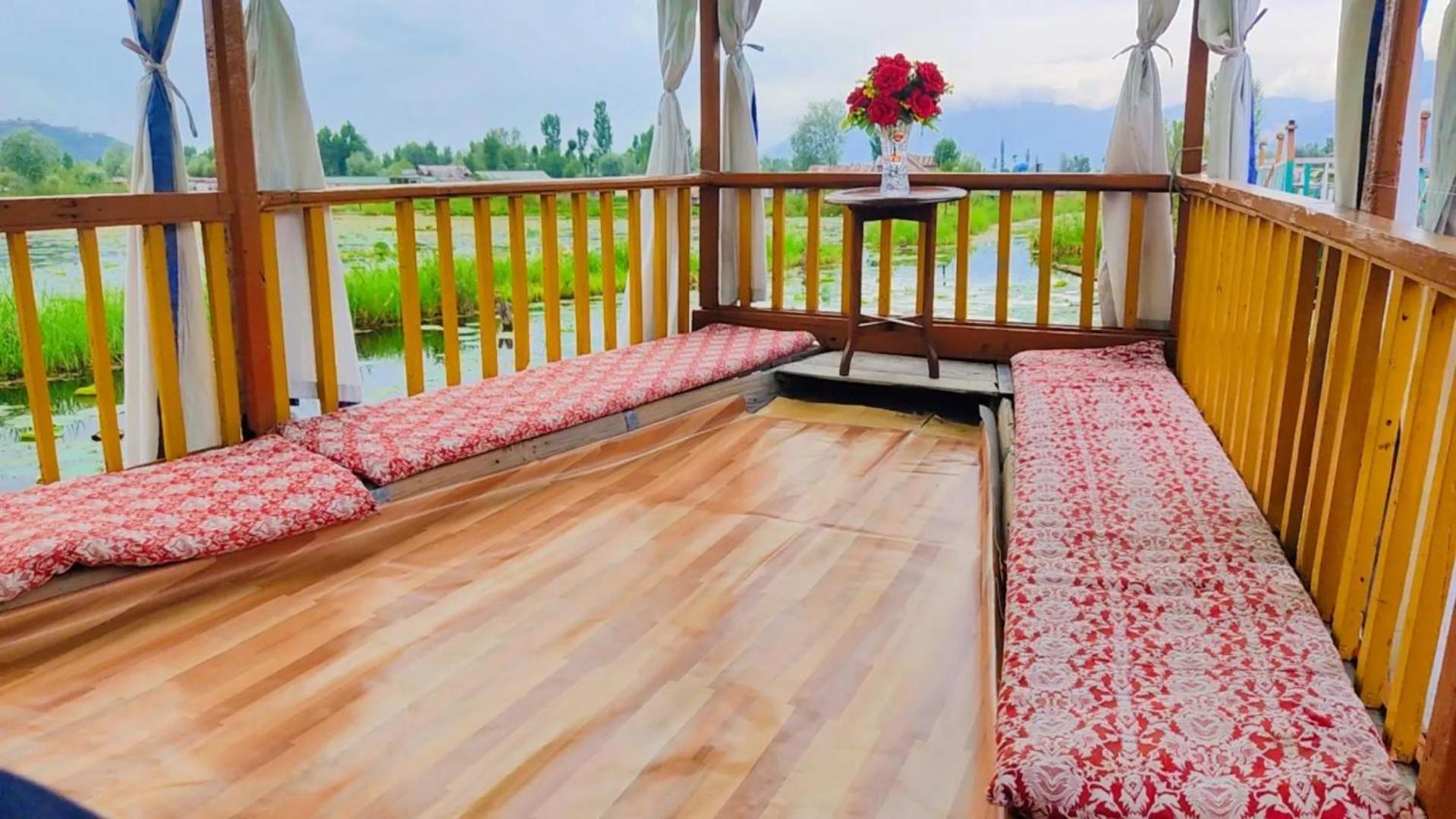 Houseboat Young Wild Rose Srīnagar Exterior foto