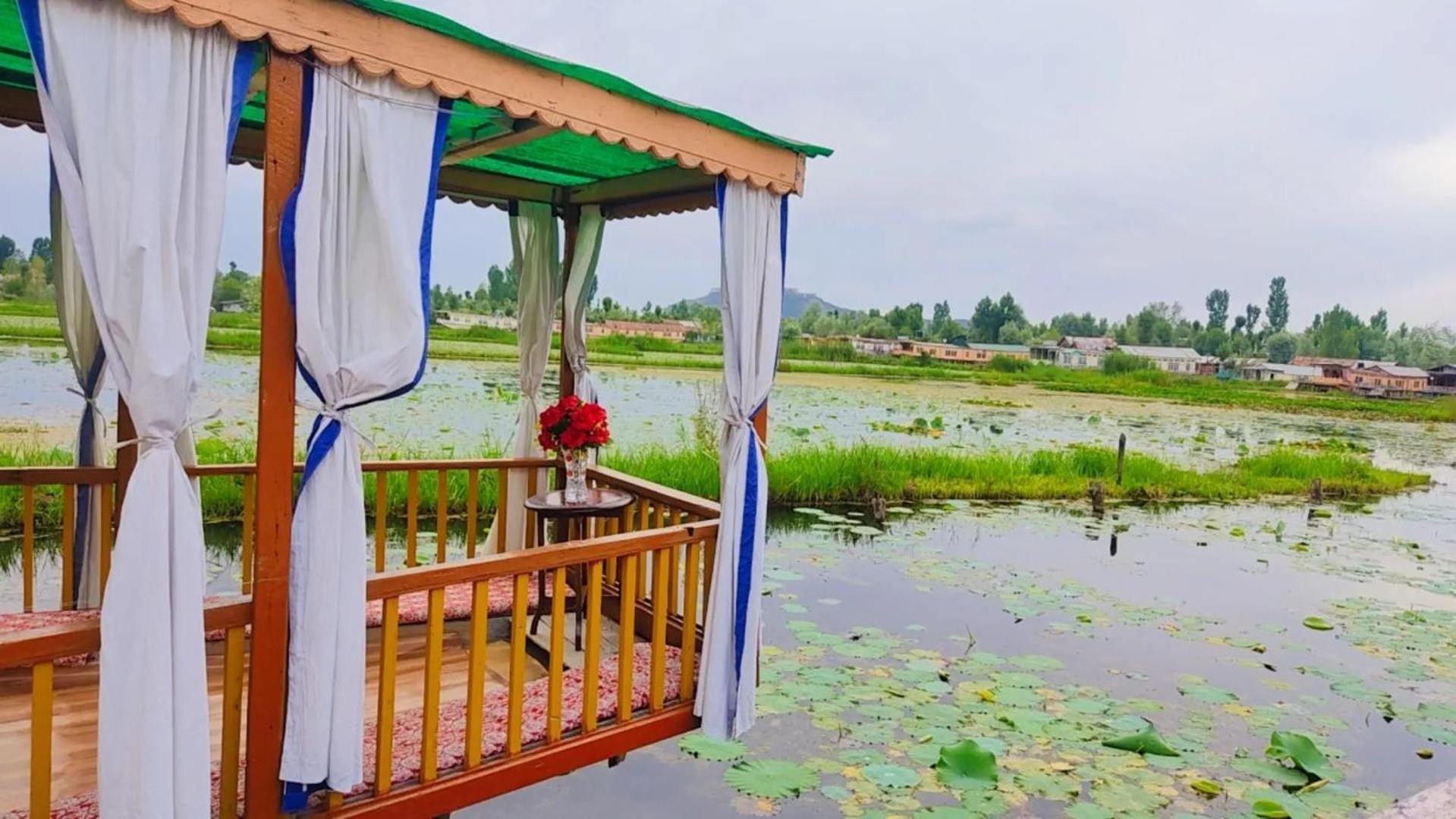Houseboat Young Wild Rose Srīnagar Exterior foto