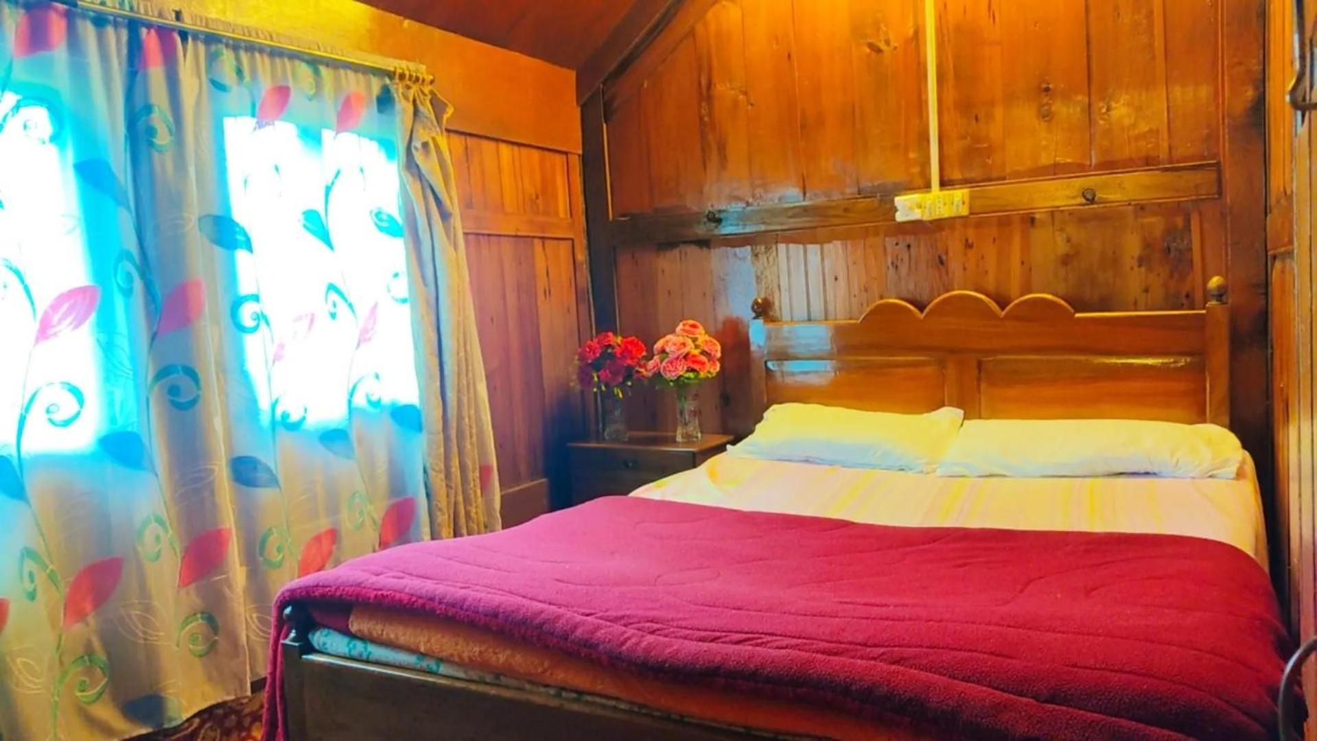Houseboat Young Wild Rose Srīnagar Exterior foto