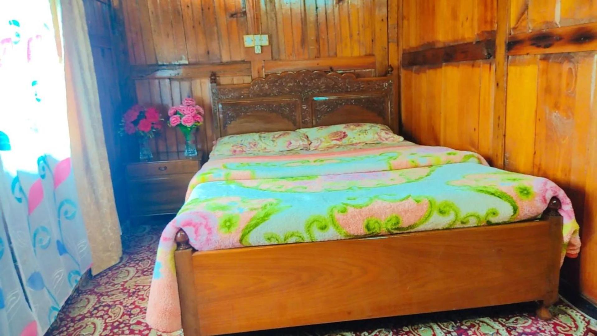 Houseboat Young Wild Rose Srīnagar Exterior foto