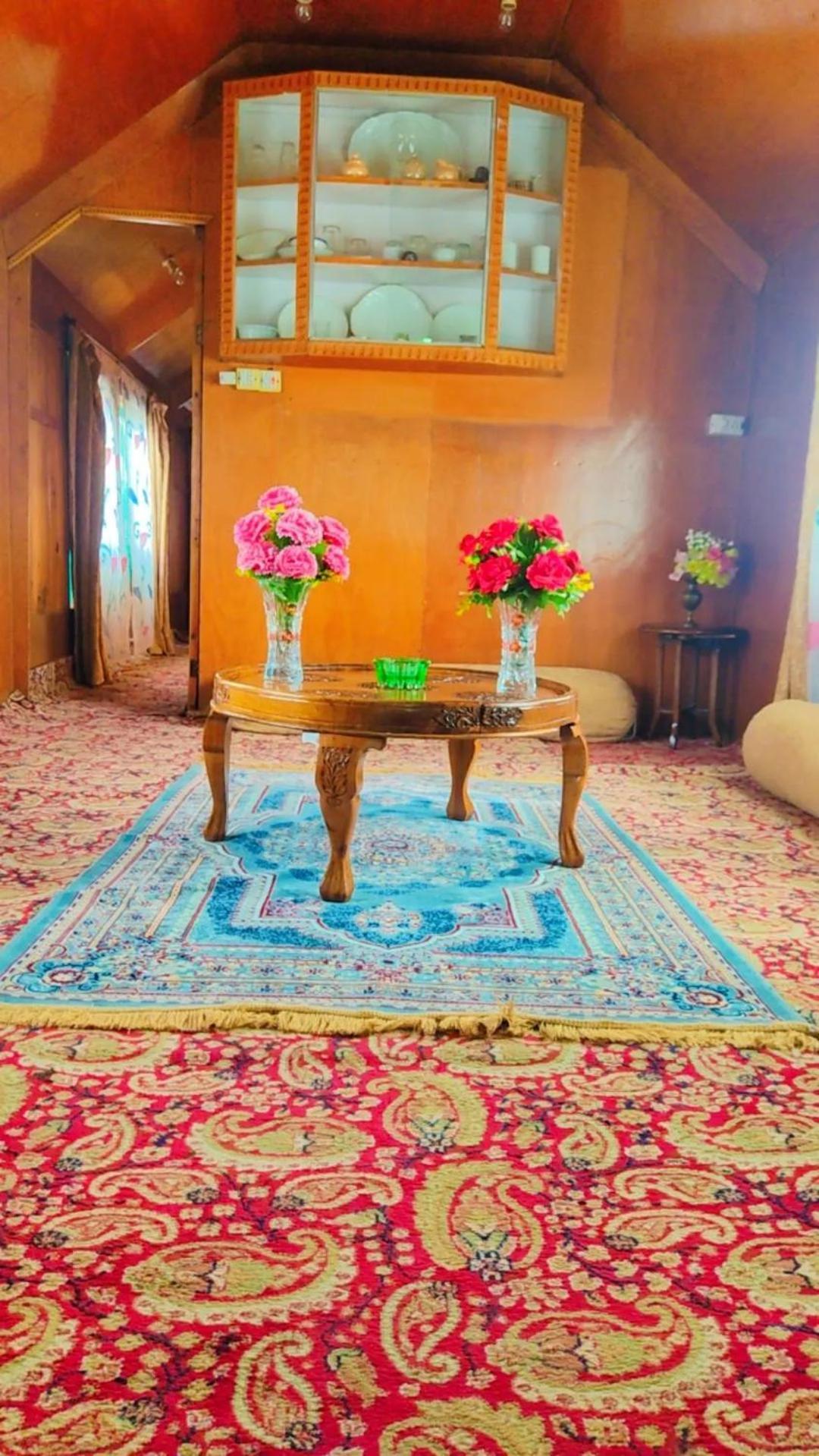 Houseboat Young Wild Rose Srīnagar Exterior foto