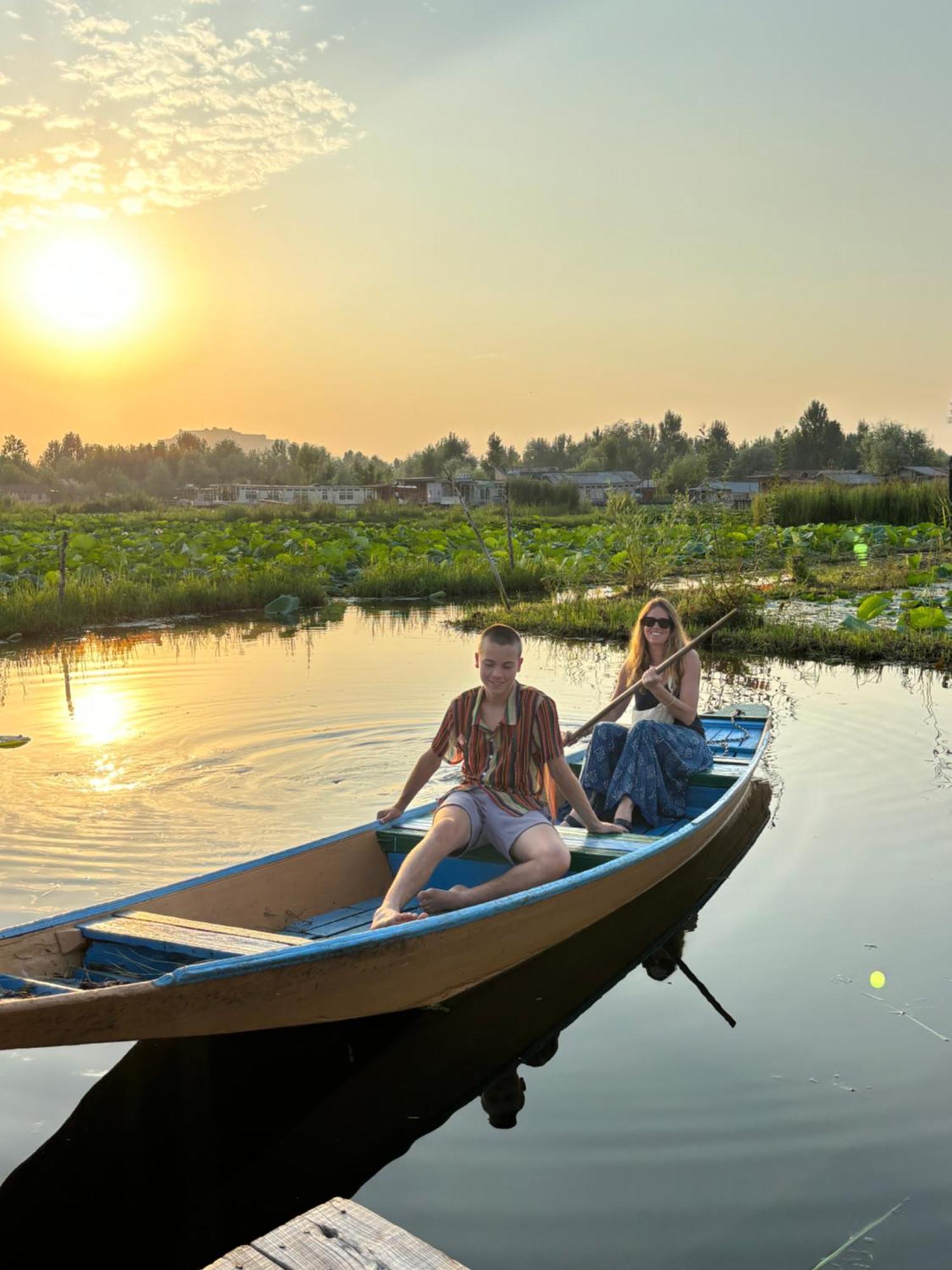 Houseboat Young Wild Rose Srīnagar Exterior foto