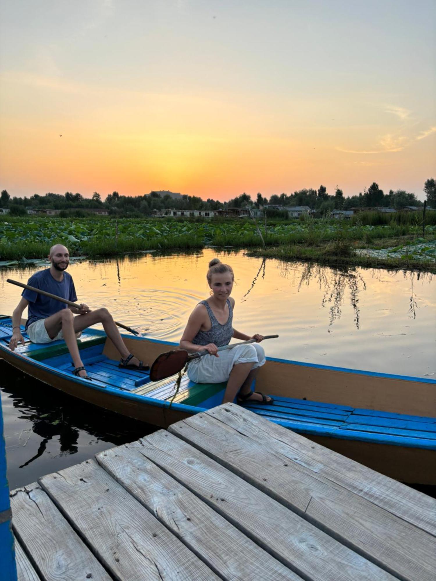 Houseboat Young Wild Rose Srīnagar Exterior foto